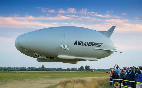 A crowd of people watching the Airlander coming into land.