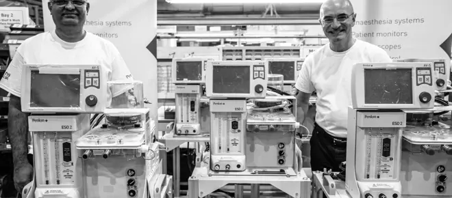 Guru Krishnamoorthy (left), CEO of Penlon, and Dick Elsy CBE FREng (right), Chairman of the VCUK Consortium and CEO of the High Value Manufacturing Catapult with the Penlon ESO 2 ventilator.