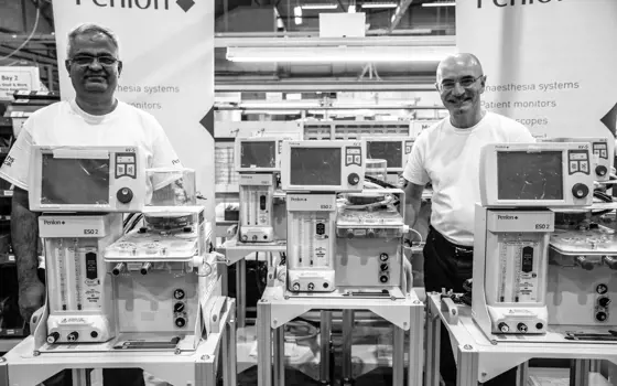 Guru Krishnamoorthy (left), CEO of Penlon, and Dick Elsy CBE FREng (right), Chairman of the VCUK Consortium and CEO of the High Value Manufacturing Catapult with the Penlon ESO 2 ventilator.
